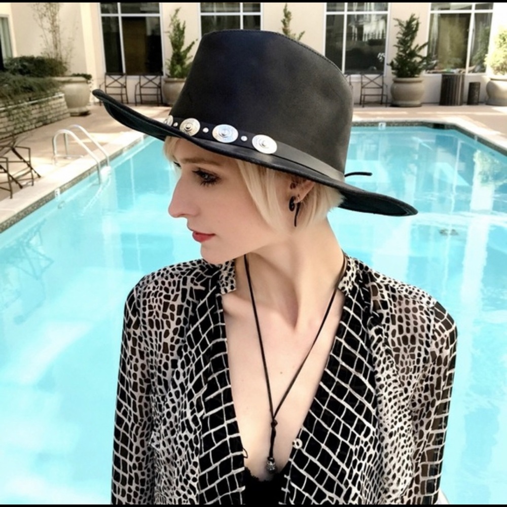✂️SOLD ✂️ Vintage leather concho hat